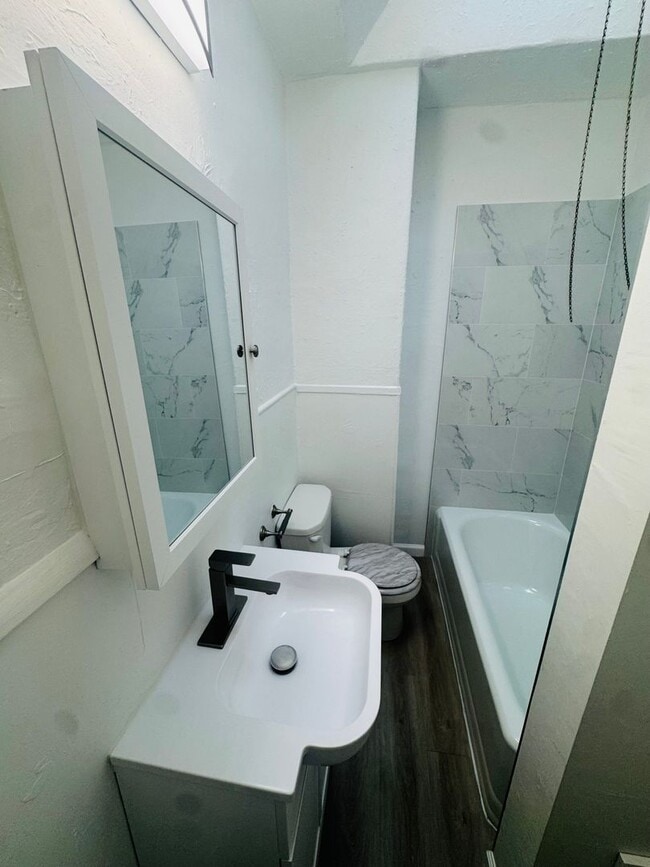 Building Photo - Refreshed 3bd/1bth House with Rear yard!!