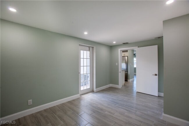 Building Photo - 348 Crestwood Ave