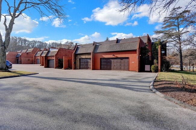 Building Photo - AMAZING SPACIOUS END UNIT TOWNHOUSE IN PRIME LOCATION