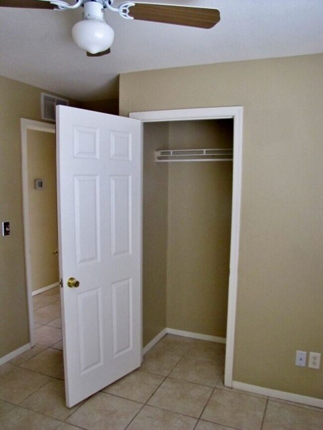 Building Photo - 4BR/2BA/1CG, 1374 sq.ft., w/central A/C in Sierra Vista, AZ