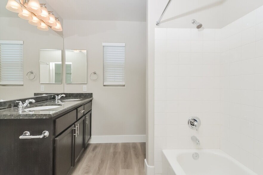 Building Photo - 7243 Twin Maples Ct