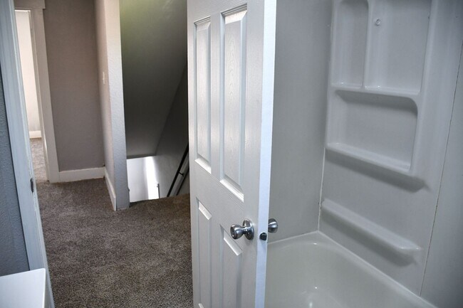 Building Photo - NEW LISTING!! 3 Bedroom House