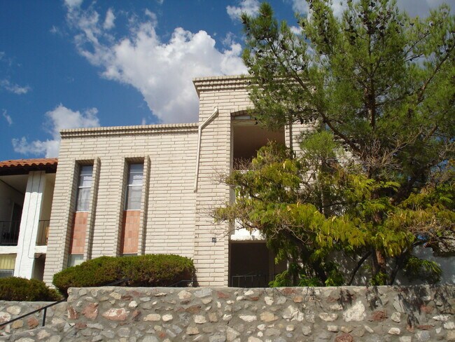 Building Photo - 6201 Escondido Dr