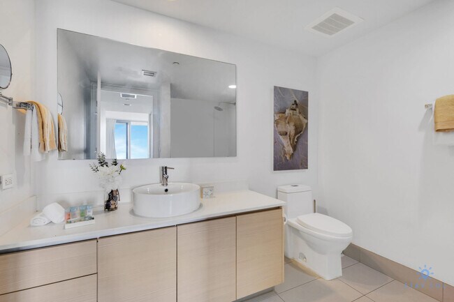 Building Photo - 2602 E Hallandale Beach Blvd