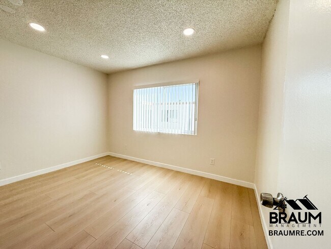Building Photo - 4636 Laurel Canyon Blvd