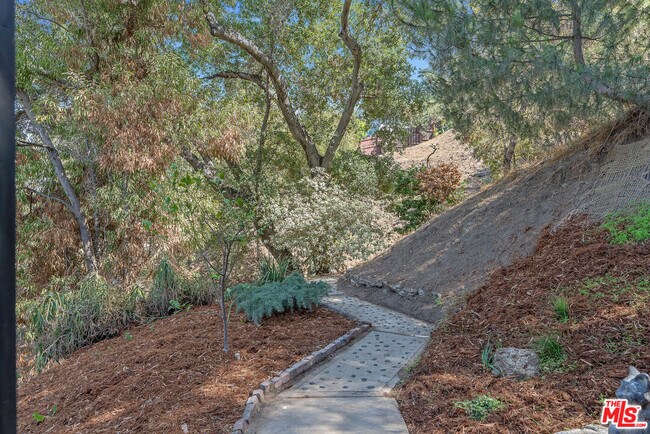 Building Photo - 1404 Oak Grove Dr