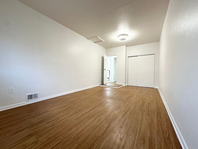 Building Photo - Bright and Spacious Duplex Style Home with HUGE Fenced in Backyard!!!