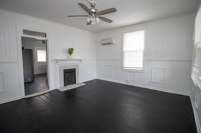 Building Photo - 2 Bedroom, 1.5 Bath in West Columbia, Step...