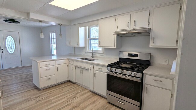 Building Photo - 1874 Manor Dr