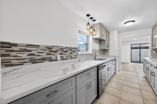 Building Photo - 500 N Post Oak Ln