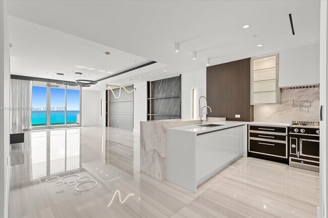 Primary Photo - 17901 Collins Ave