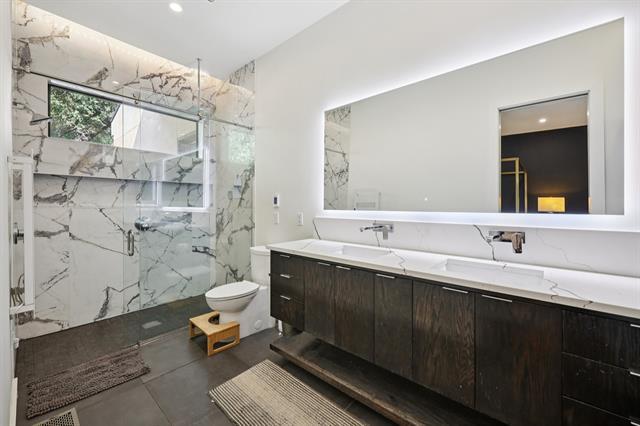 Building Photo - 8635 San Leandro Dr