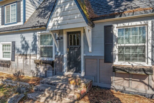 Building Photo - Sanders Beach home 3 bed 2 bath with second living room