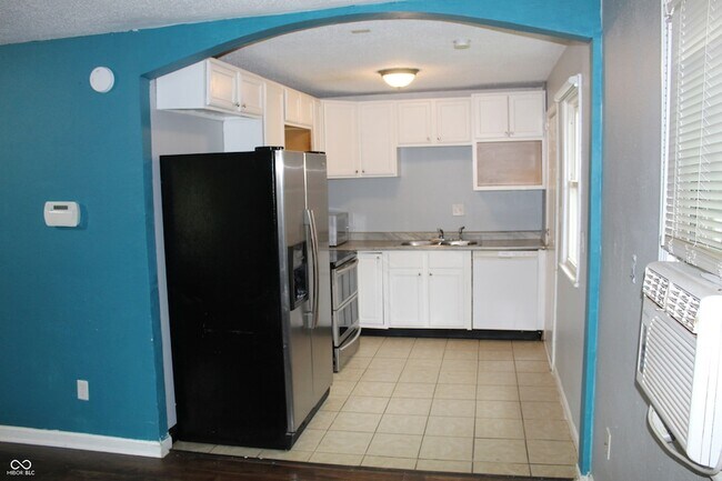 Building Photo - 3125 N Gladstone Ave