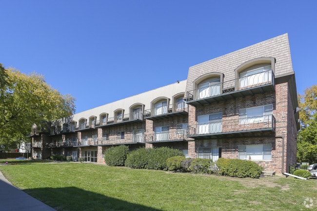 Beautifully Landscaped Courtyards - Waldo Heights