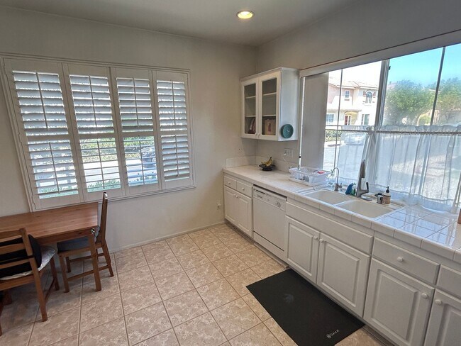 Building Photo - Lovely 3 Bed 2.5 Bath Home in Gated Community in Stanton