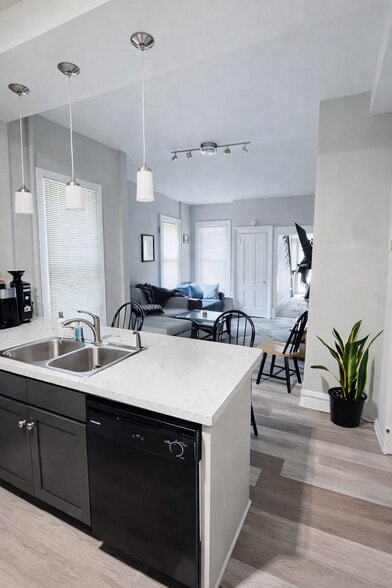 Building Photo - 72 Walnut St