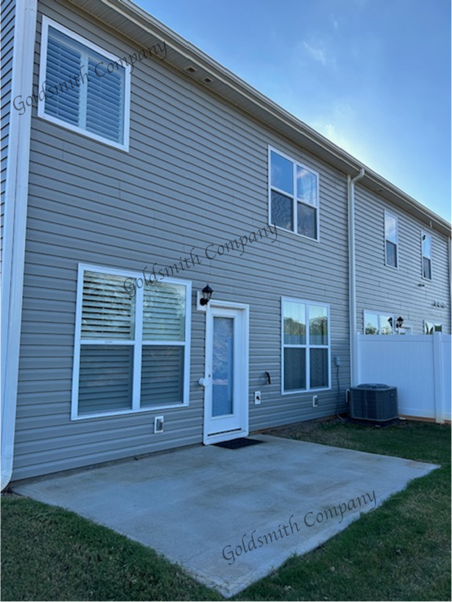 Building Photo - "Spacious 4-Bedroom Townhouse Retreat on Y...