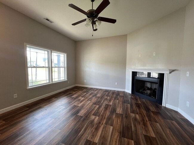 Building Photo - Spacious 3/2 Move In Ready Now!