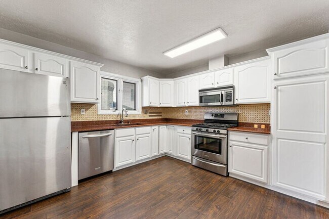 Building Photo - Updated Home in Windsor Park!