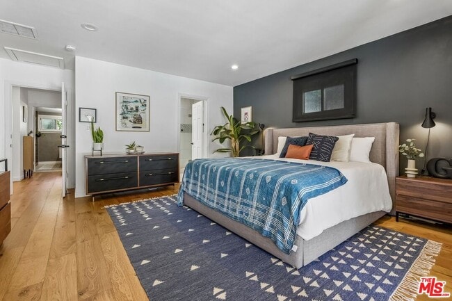 Building Photo - 5646 S Sherbourne Dr