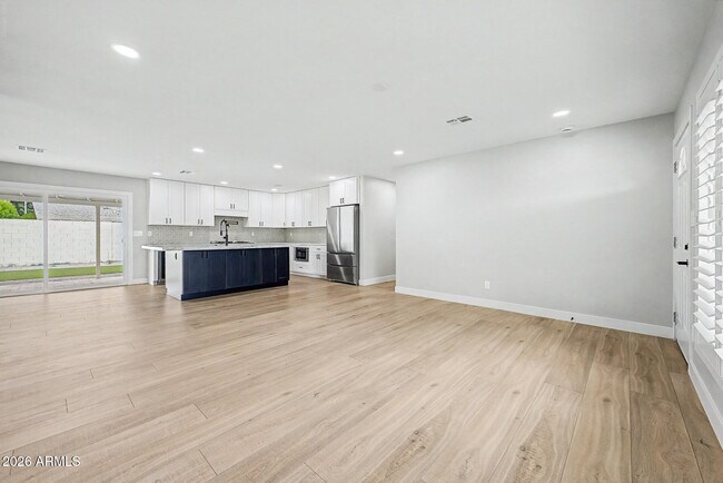 Building Photo - 8440 E Palm Ln