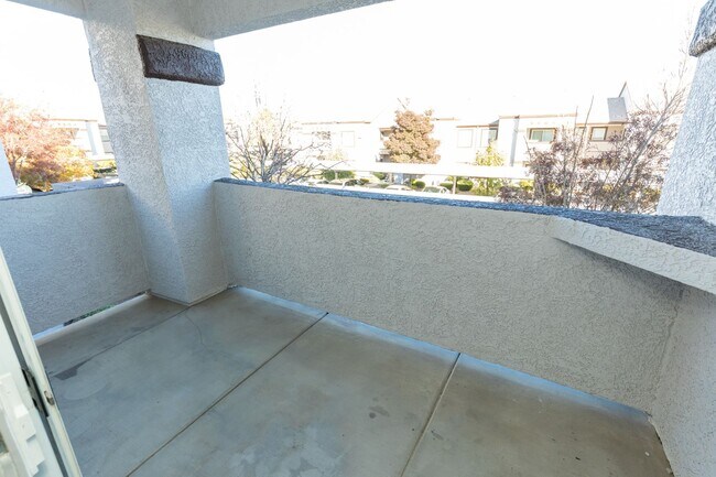 Building Photo - Lovely 2-Bedroom Condo in the Tuscano Comm...