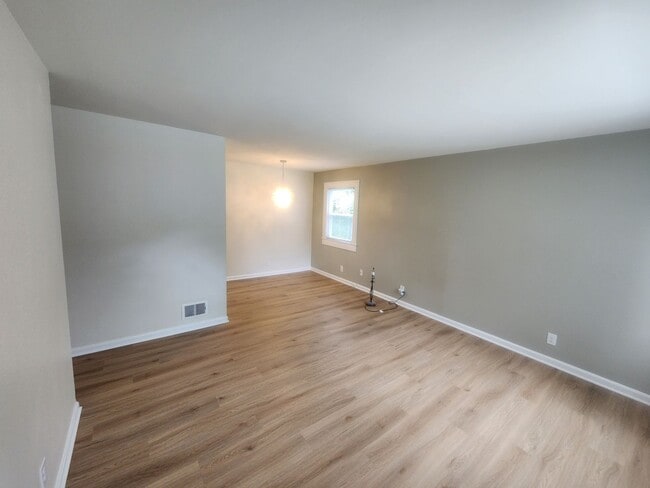 Building Photo - Beautiful and spacious 3 bedroom 1 bath ho...