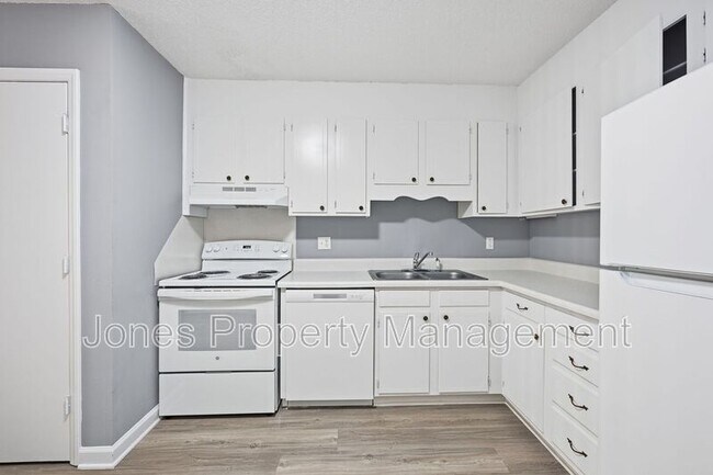 Building Photo - 905 Chimneys Ln