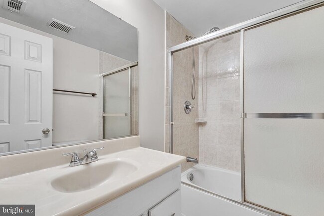 Building Photo - 4415 Elmwood Dr
