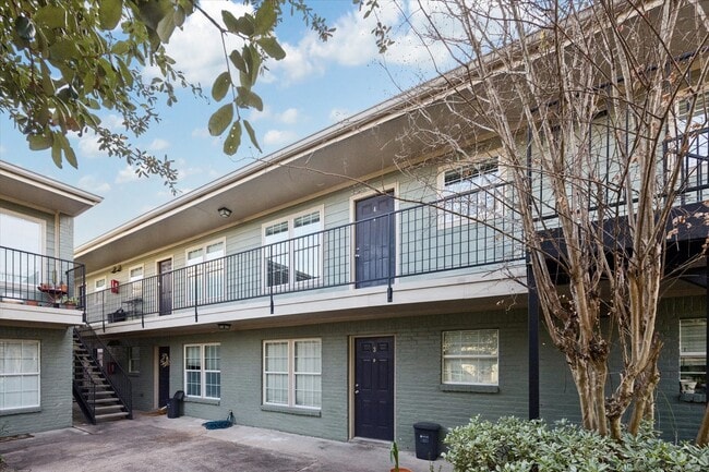 Building Photo - 214 W 17th St