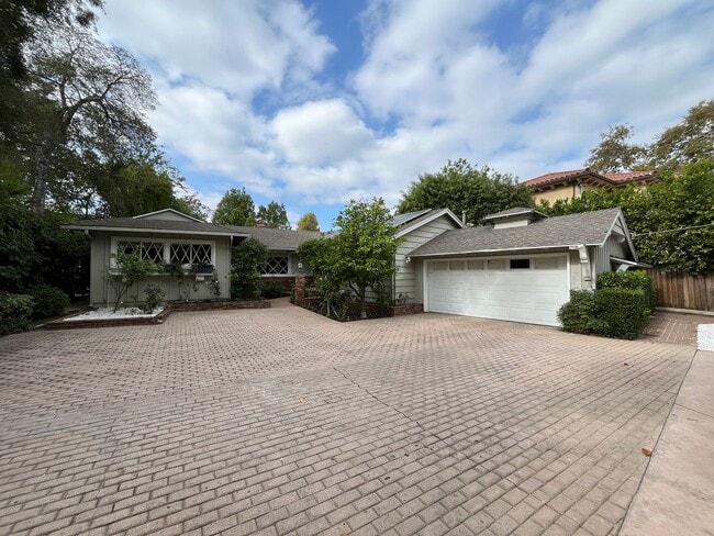 Primary Photo - Encino 3+3 w/gated entry, pool + solar pan...