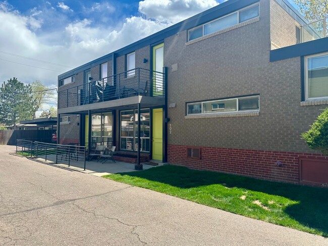 Building Photo - Lovely condo in the heart of Mayfair!