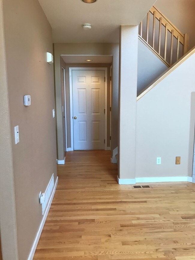 Building Photo - Beautiful 2 BED/3 BATH Louisville Townhome...