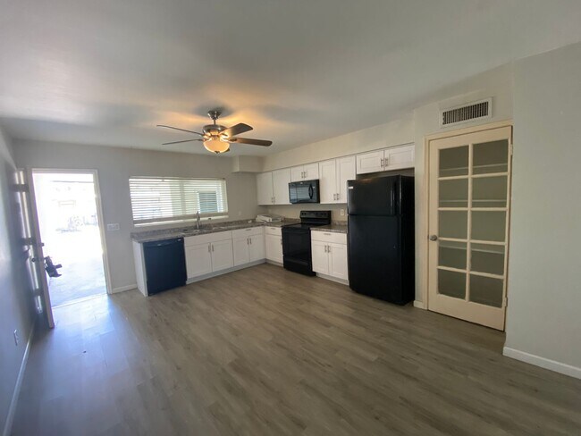 Building Photo - 2 Bedroom 2 Bath with Carport