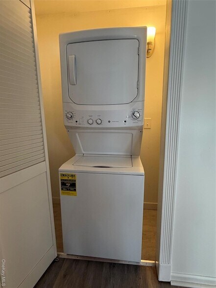 Building Photo - 24 St James Pl