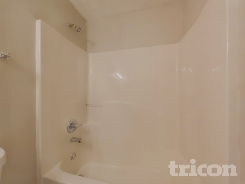 Building Photo - 629 Amberwood Dr