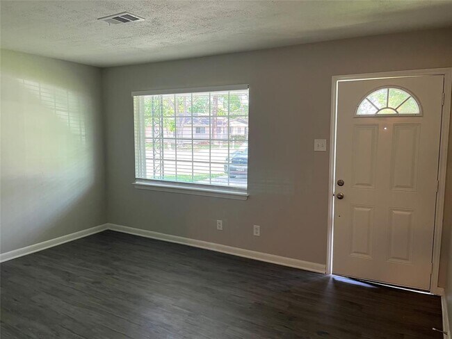 Building Photo - 408 Bluebell St