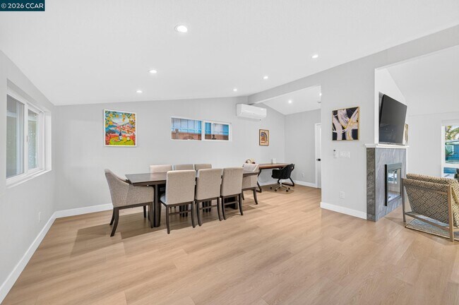 Building Photo - 3360 Esperanza Dr