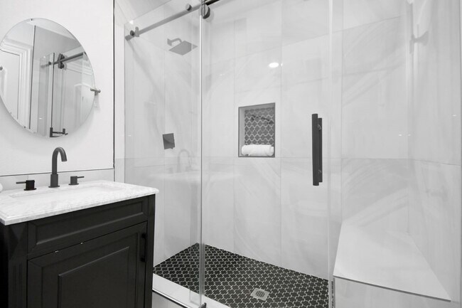 Building Photo - 5625 Dolores St