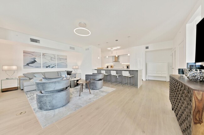 Building Photo - 111 SE 1st Ave