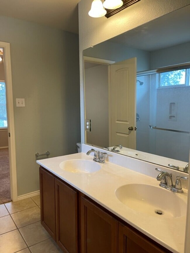 Building Photo - Lovely Home in Cedar Park Town Center