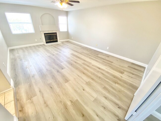 Building Photo - STUNNING 2 BEDROOMS 2.5 BATHROOMS TWO STORY TOWNHOUSE IN GATED COMMUNITY!