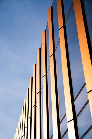 Building Photo - Vivian