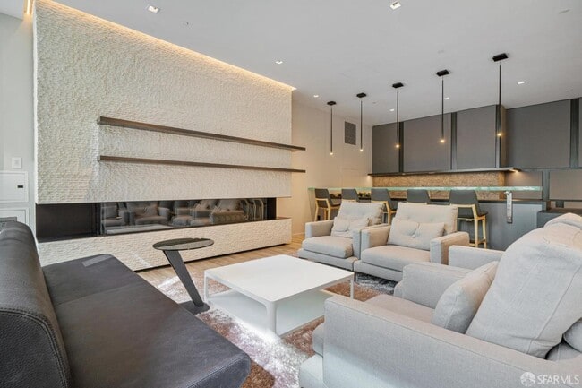 Building Photo - 301 Main St