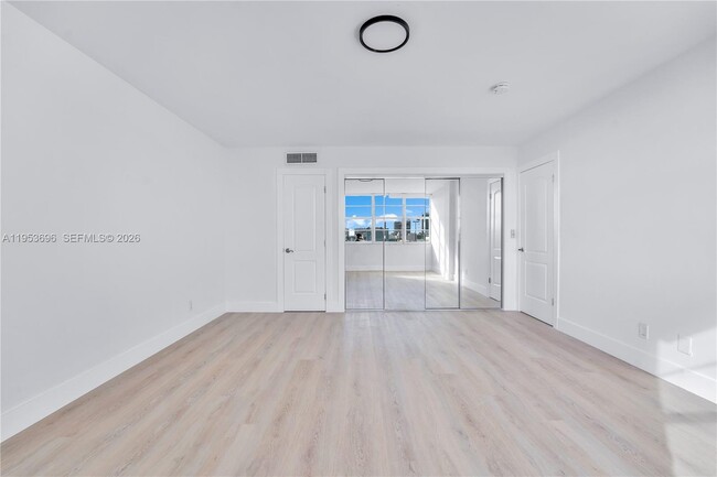 Building Photo - 9500 W Bay Harbor Dr