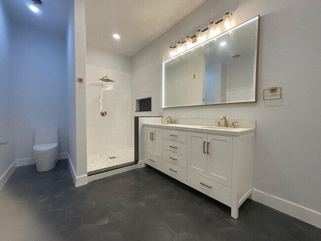 Building Photo - Luxury-Style 3BR Home in Prime West Palm Beach Location