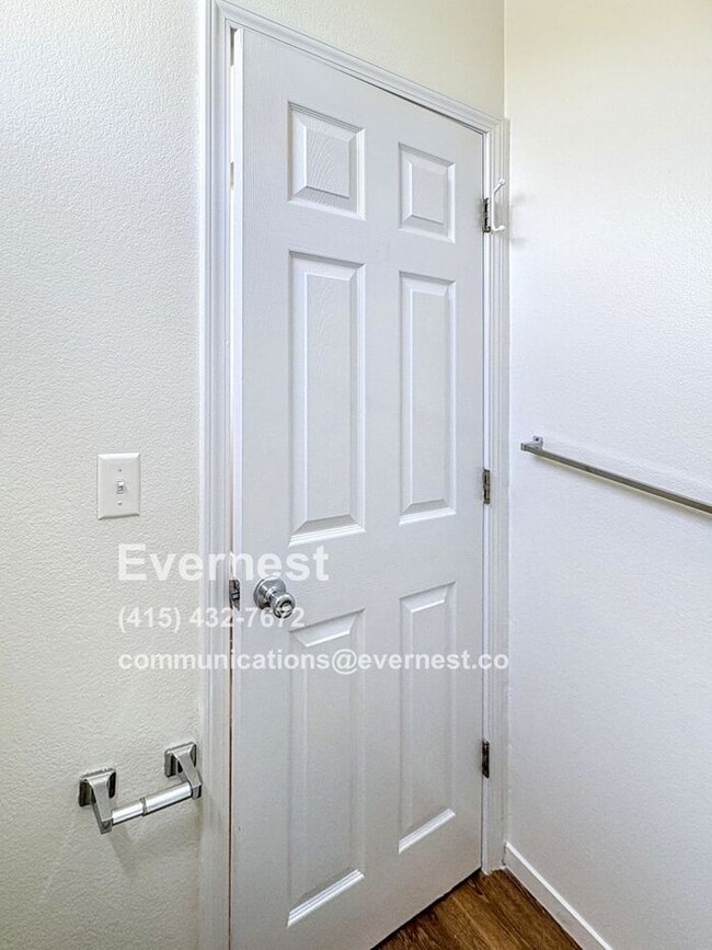 Building Photo - Lovely 2-Bedroom Townhome: Comfort and Con...