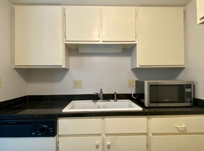 Building Photo - 1 Bedroom/ 1 Bath with Easy access to I-25...