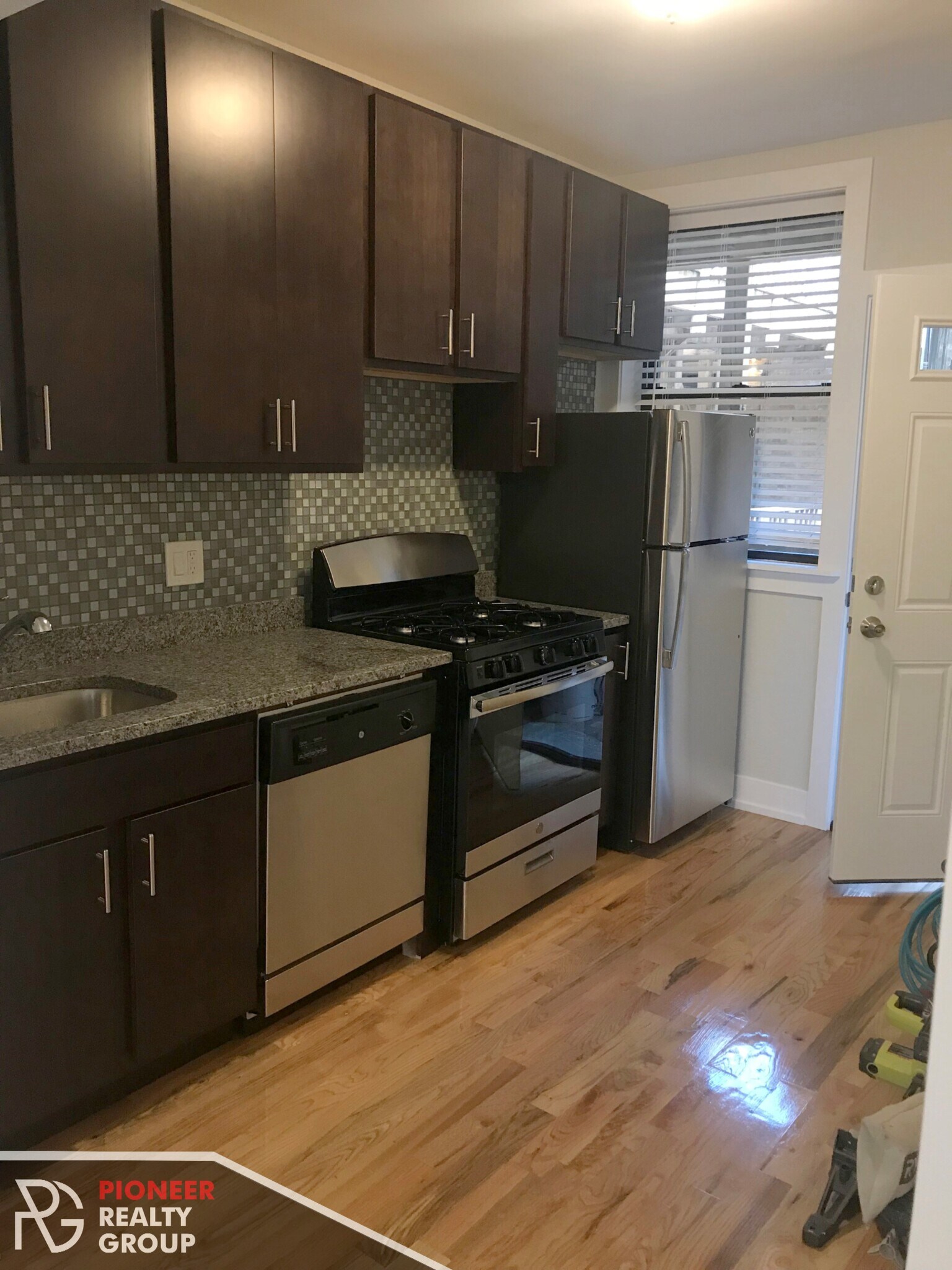 Building Photo - 1450 W Byron Ave